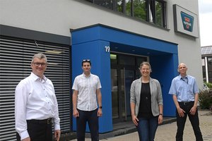 Dr. Frank Michel, Leiter der Produktentwicklung, Carsten Schindler vom Umweltbundesamt, Dr. Janina Niendorf, Leiterin des Prüffelds, sowie Gunar Gebauer vom Umweltbundesamt vor dem Prüffeld der Arntz Optibelt Gruppe in Höxter.  