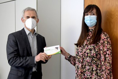 Geschäftsführer Reinhold Mühlbeyer und Frau Valeska Haase bei der Übergabe eines Selbsttests auf Covid-19